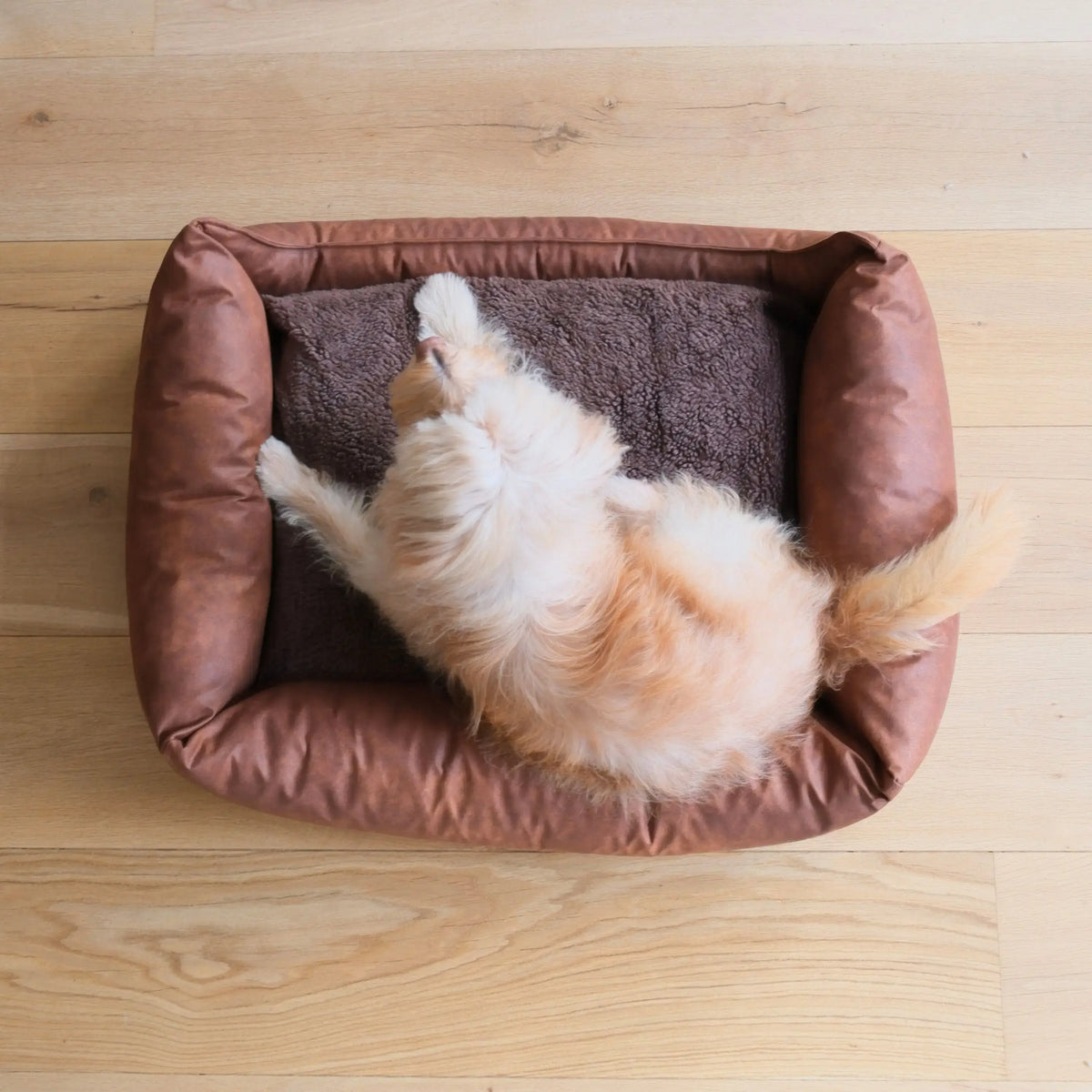 Orthopedische hondenmand lederlook cognac met zachte grijze binnenkussen voor extra comfort