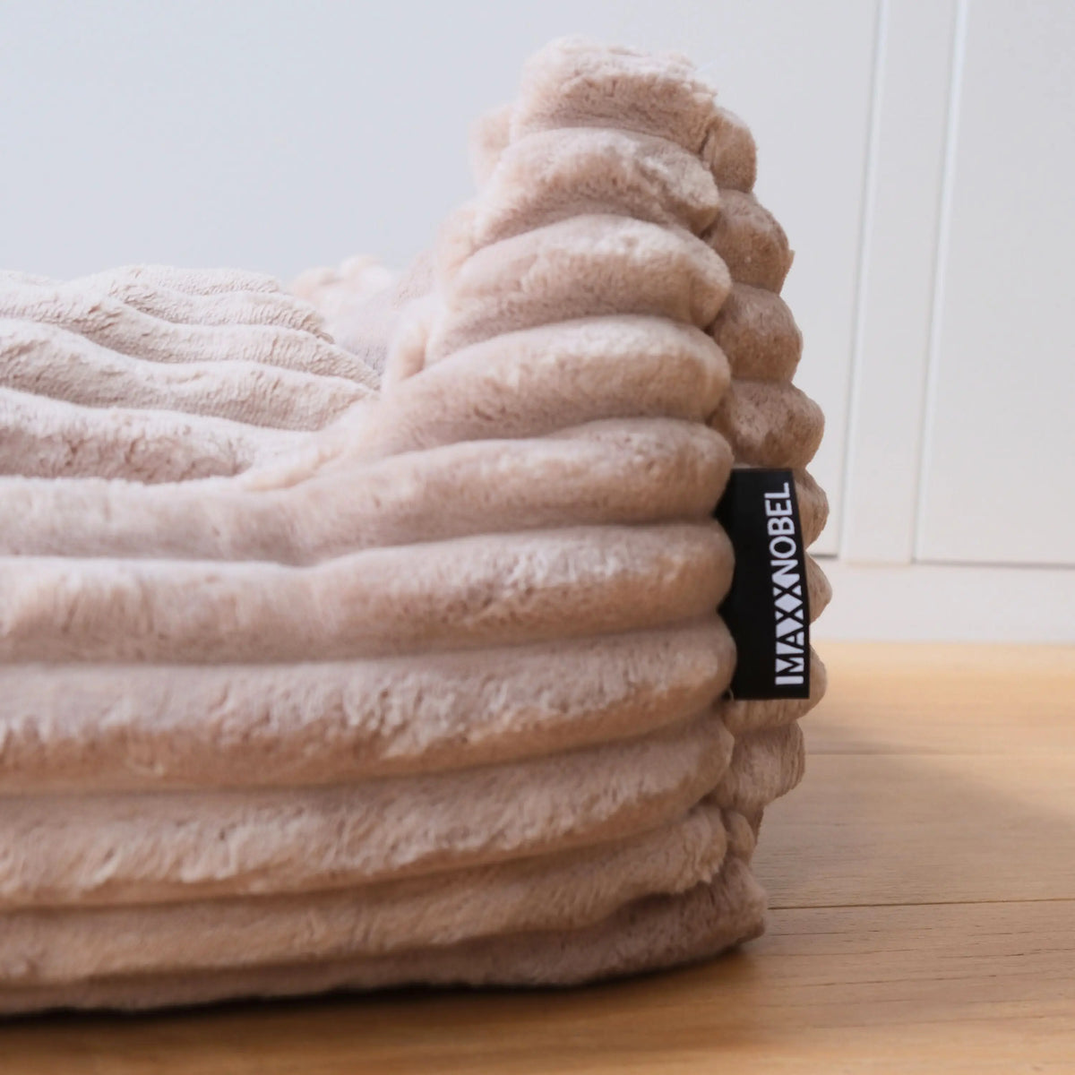 Beige orthopedische hondenmand nova rib met ribbelige structuur en zachte pluche stof met maxxnobel label