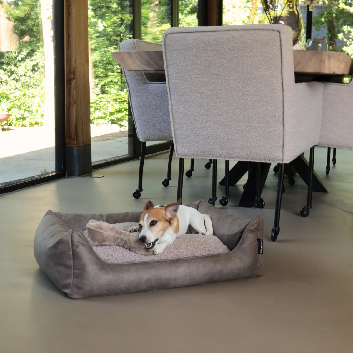 Orthopedische hondenmand lederlook taupe met grijze buitenkant en lichtroze zachte binnenkussen