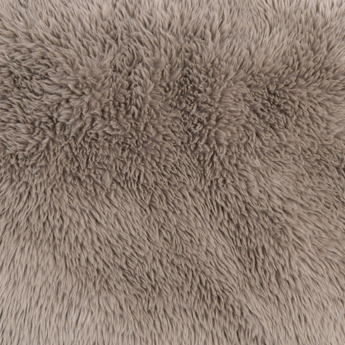 Orthopedische hondenmand ruby taupe met een zachte beige faux fur stof en een dicht, pluizig oppervlak